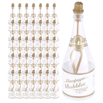 Празднование свадьбы в бутылке с пузырьками, пустые бутылки из-под шампанского, маленький девичник