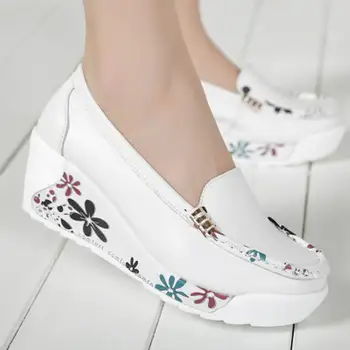 Новые женские туфли на платформе из натуральной кожи, белые женские повседневные туфли на танкетке, обувь для мамы, Размер 35-40